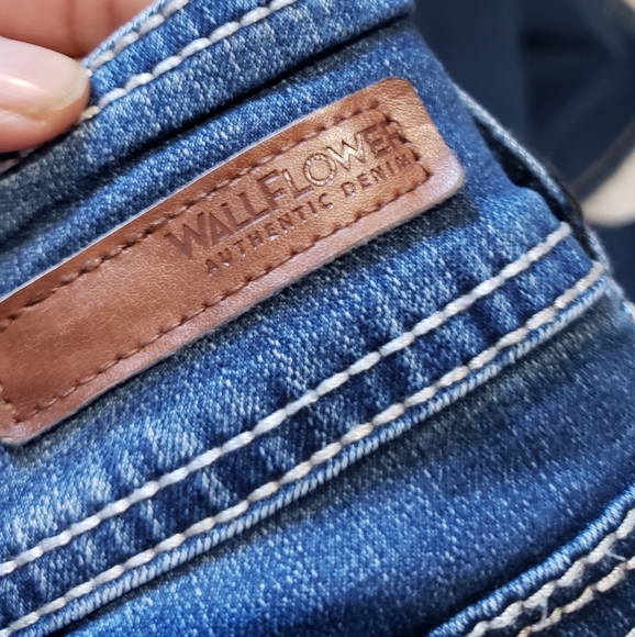 WallFlower Jeans Women's  Size 9 Blue Medium Wash Boot Cut Jeans - Picture 4 of 10